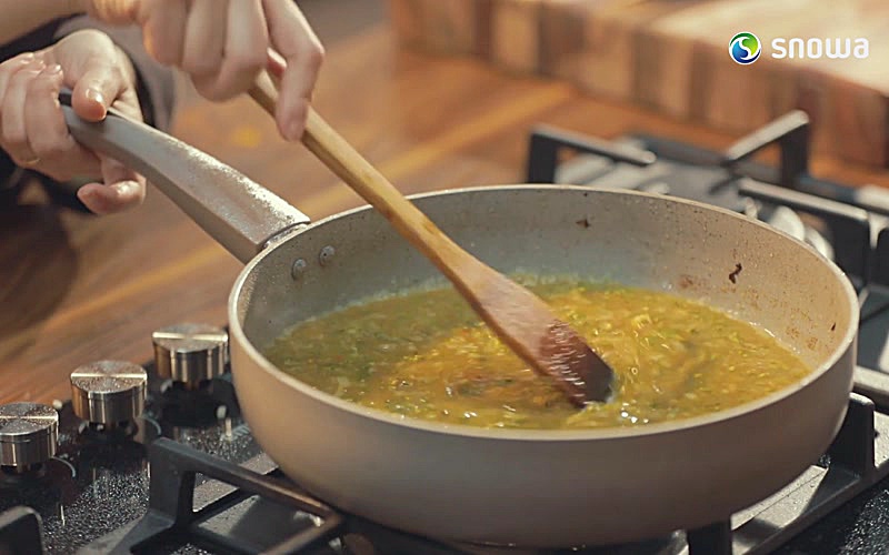 Кухня Сноуи - тефтели с соусом из кашака и фисташек.