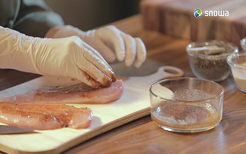 Кухня Snowa - куриный стейк с пашот яйцом.