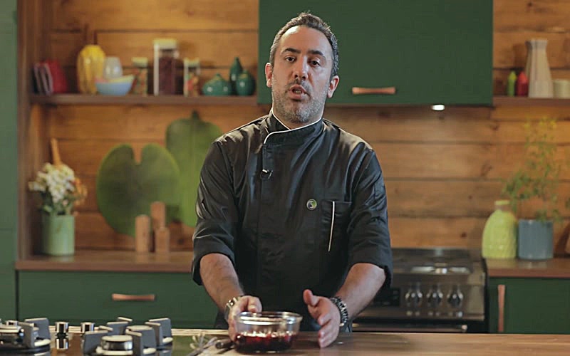 Кухня Сноуа - чизкейк с клубничным и черничным соусом.