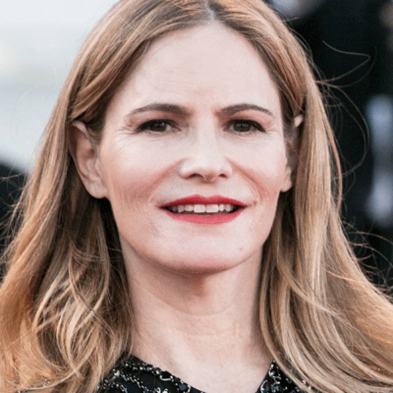 Jennifer Jason Leigh