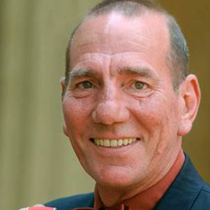 Pete Postlethwaite