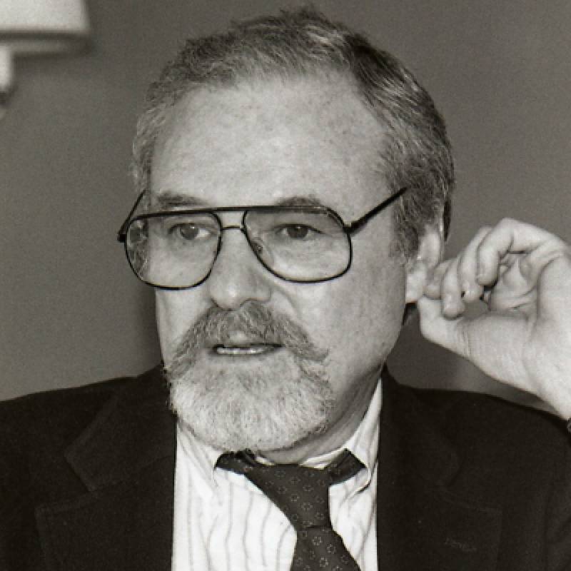 Alan J Pakula