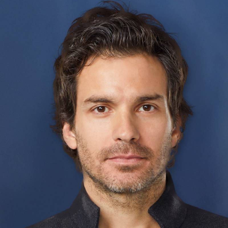 Santiago Cabrera